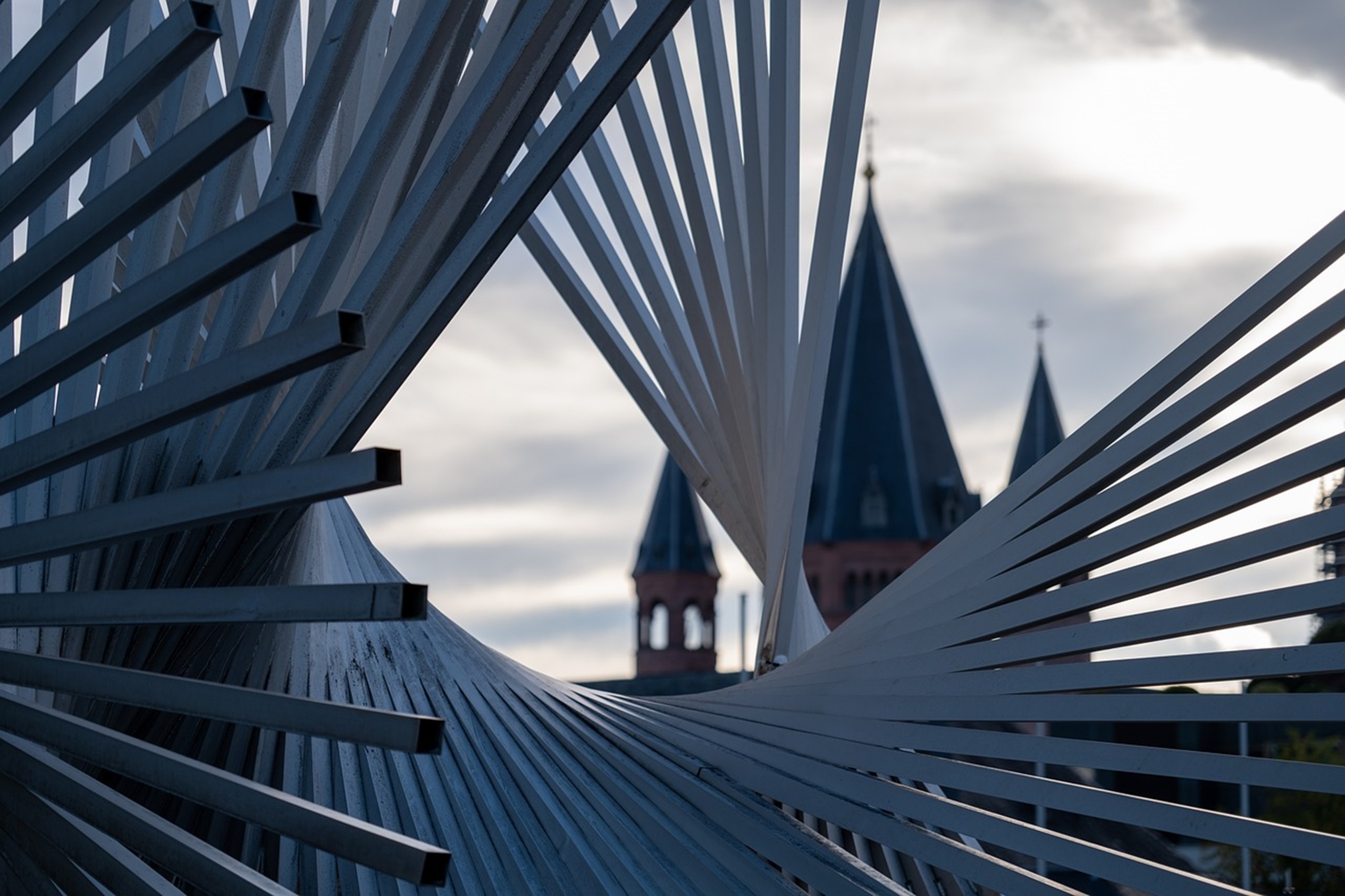 Mainz Dom durch Skulptur